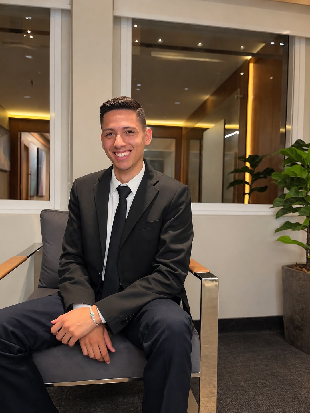 Lucas Aquino, advogado da LSA, usando terno preto